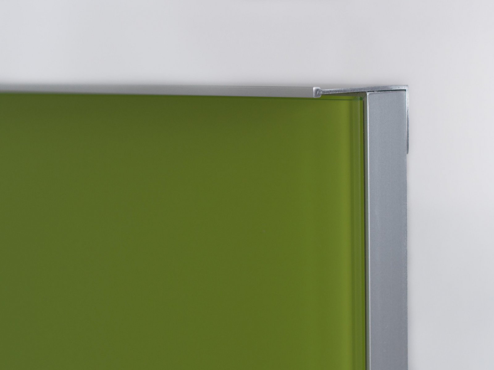 Porta-10 (Perfil V08 mate + puxador L01 mate + vidro lacado verde)